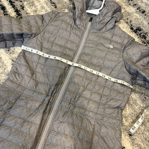 The North Face Women’s Gray Hooded Thermoball Hooded Puffer Coat Size Medium - Picture 8 of 11